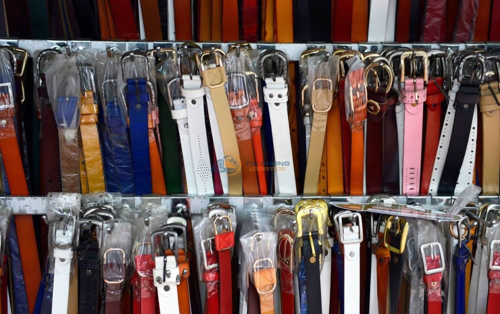 Cửa hàng bán thắt lưng da đa dạng màu sắc tại Quảng Châu