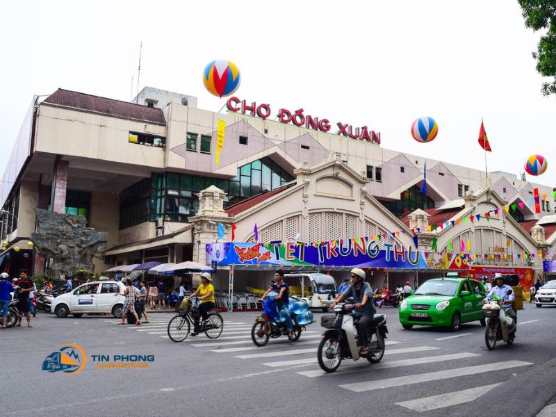 Bên ngoài chợ Đồng Xuân tại Hà Nội