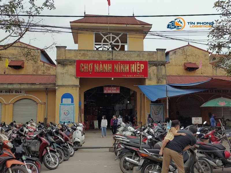 Bên ngoài cổng chợ Ninh Hiệp tại Hà Nội chuyên bán buôn hàng Quảng Châu