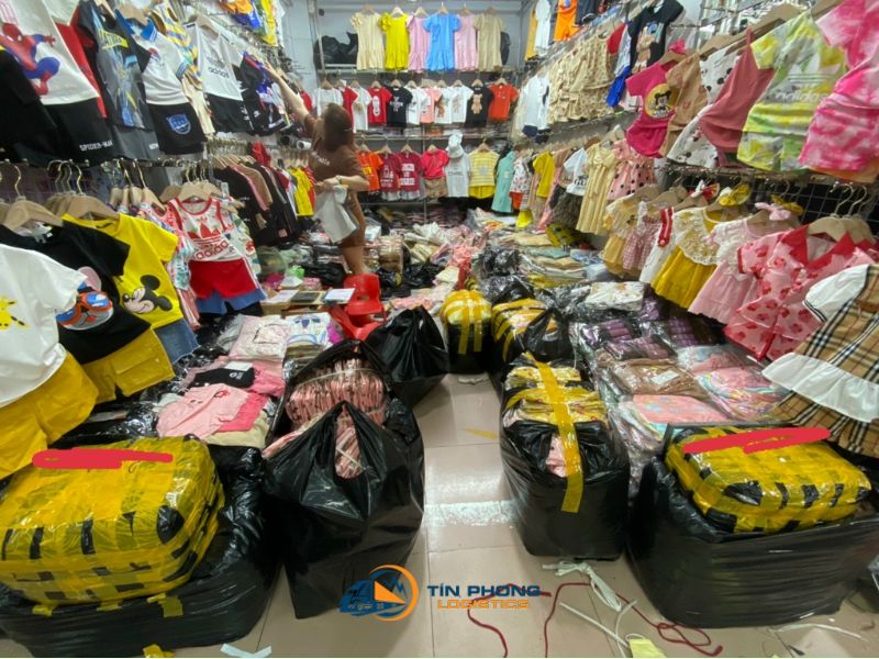 Gian hàng quần áo trẻ em trong chợ Phú Điền