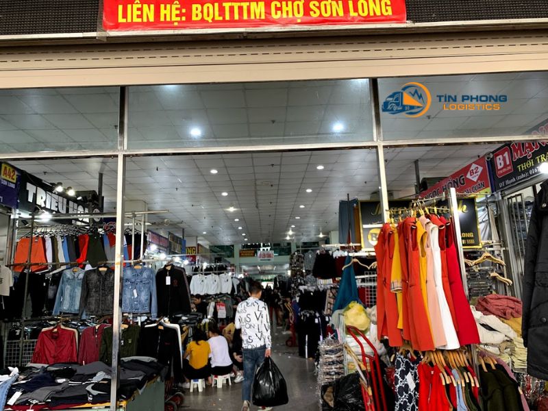 Cửa hàng quần áo nam trong chợ Sơn Long
