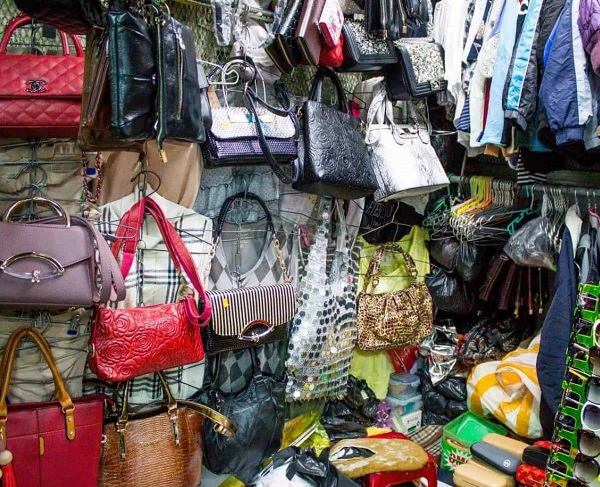 Nhập túi xách từ các chợ đầu mối có giá rẻ và thuận tiện với nhiều người