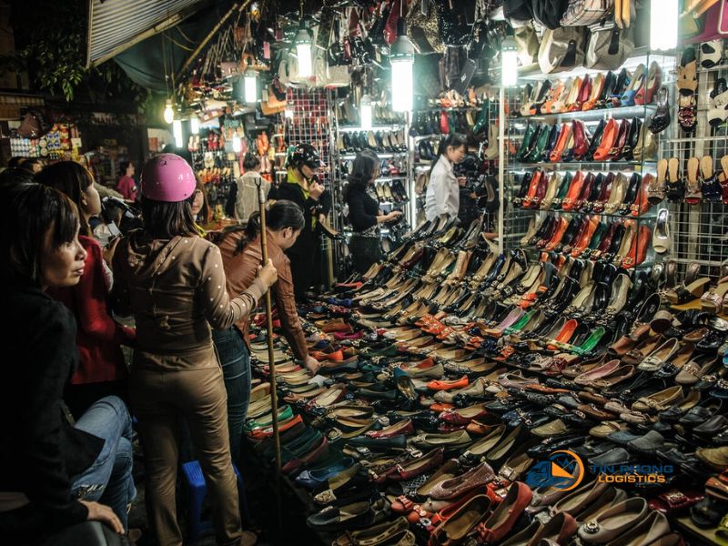 Chợ đêm Hàng Ngang, Hàng Đào bán rất nhiều loại giày dép Quảng Châu