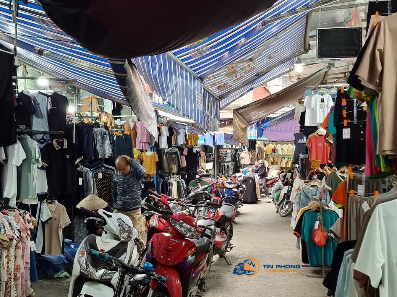 Gian hàng bên trong chợ Nành, Ninh Hiệp