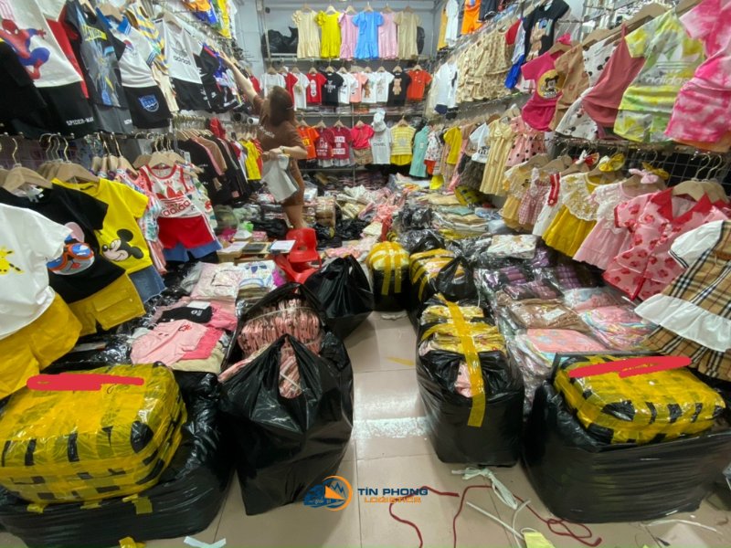 Gian hàng quần áo trẻ em tại chợ Phú Điền, Ninh Hiệp