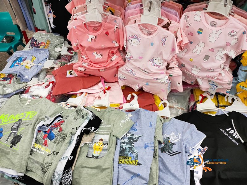 Quần áo trẻ em tại chợ Ninh Hiệp